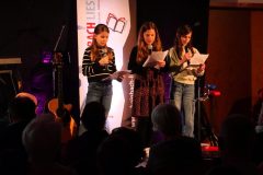 Emilia, Friederike und Charlotte lesen beim Jahresempfang