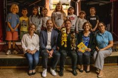 KSK-Filialdirektor-Sebastian-Greven-als-Unterstuetzer-freute-sich-mit-Hausherrin-und-den-Initiatoren-von-Rheinbach-liest-e.V-ueber-eine-gelungene-Rheinbach-Premiere
