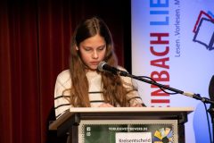 Emilia von der Rheinbacher Gesamtschule liest aus Plötzlich unsichtbar