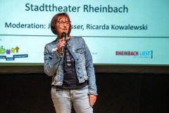 Melanie Korber von der Rheinbacher Buchhandlung kunterbunt begrüßte die Kinder auf und vor der Bühne