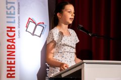 Elisa liest hier zur Freude des Publikums von einem Aprilscherz in Astrid Lindgrens Bullerbü