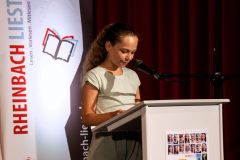 Nora liest sich beim diesjährigen Rheinbacher Vorlesewettbewerb für Grundschulkinder auf den ersten Platz