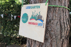 Das neue Schild für den LESEGARTEN