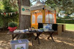 Pavillion mit neuen Büchern und Schattentheater sowie weiteren Pflanzen zur Eröffnungsfeier