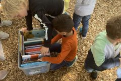 Kinder stöbern direkt in der neuen Bücherkiste nach tollem Lesestoff