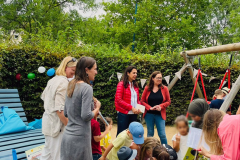 Die Kinder erobern direkt die neue Bücherkiste und durften erste Bücher über das Wochenende ausleihen.