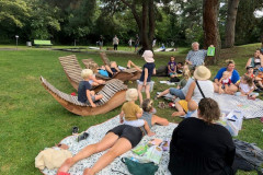 Karl Hempel liest auf der Lesewiese vor