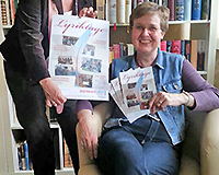 Sabine Post und Karin Gehlen-Düring präsentieren ein Plakat der Lyriktage vor einer Bücherwand.
