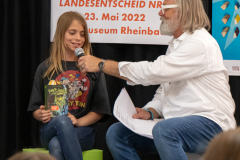 Emma aus Lünen stellt ihr Buch „Percy Jackson - Diebe im Olymp vor“.