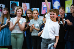 Sam jubelt und seine Schule in Oberhausen kann mitjubeln.