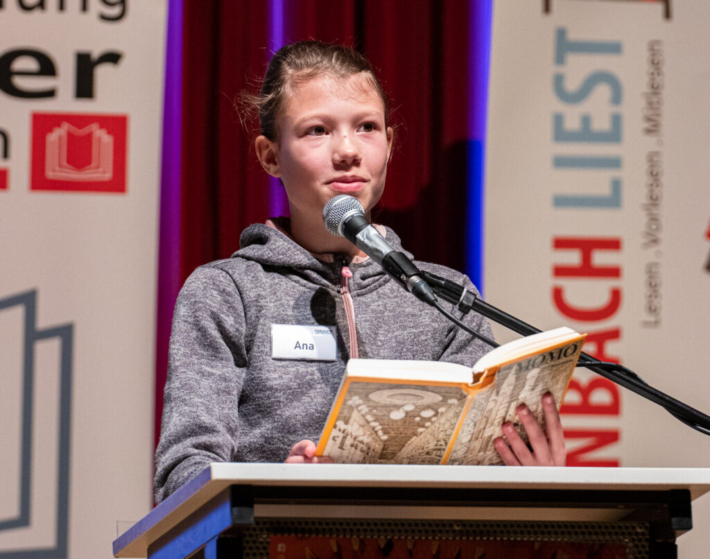 Ana liest als Schulsiegerin des Meckenheimer Konrad-Adenauer-Gymnasiums am Rednerpult aus dem Buch Momo