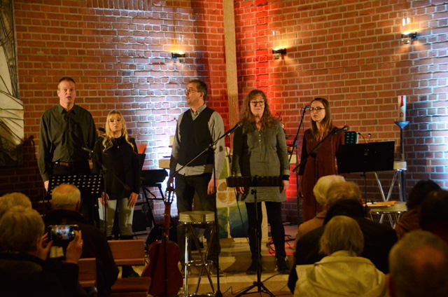 Die letzte Strophe des Abendliedes Guter Mond du gehst so stille singt das Ensemble Feinsliebchen auf der Bühne stehend mit dem Publikum a capella