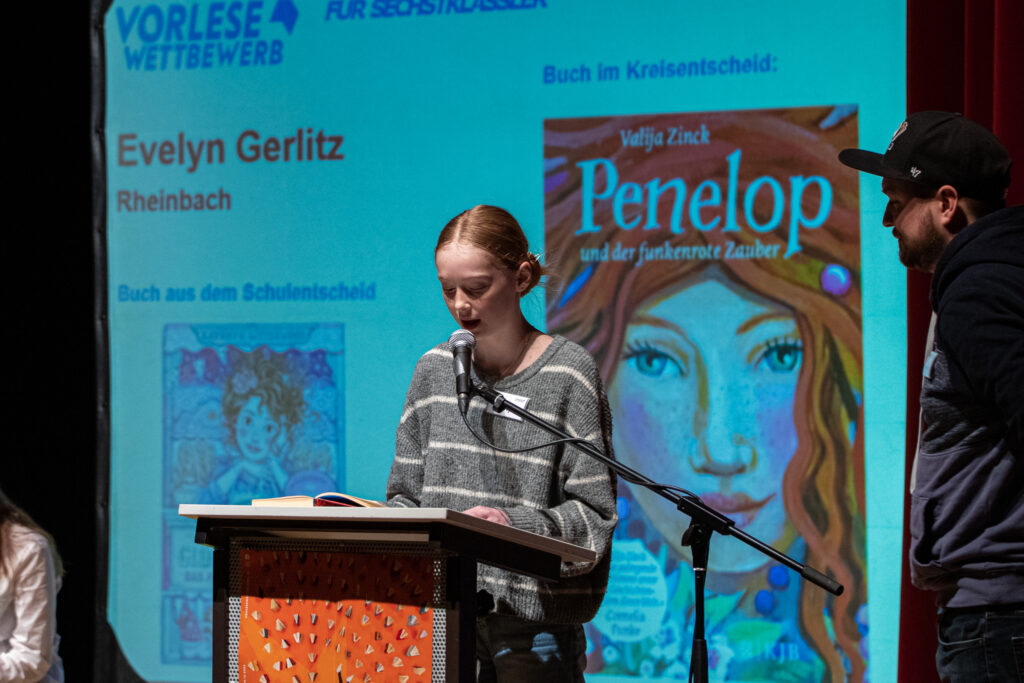 Evelyn von der Rheinbacher Gesamtschule liest am Rednerpult aus dem Buch Penelop