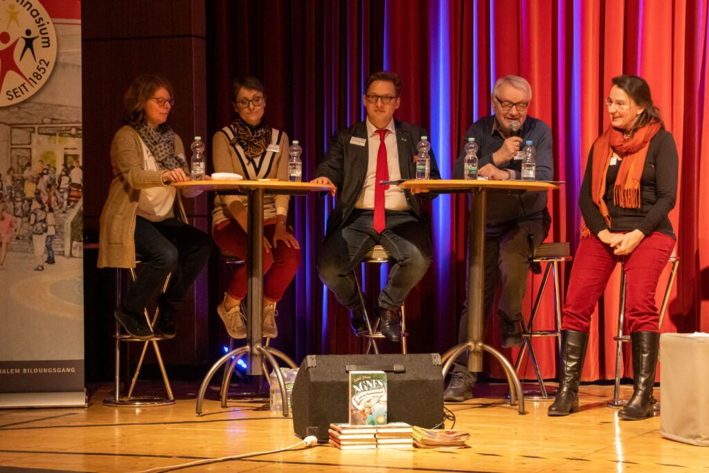 Die Jury sitzt auf der Bühne direkt beim Geschehen.