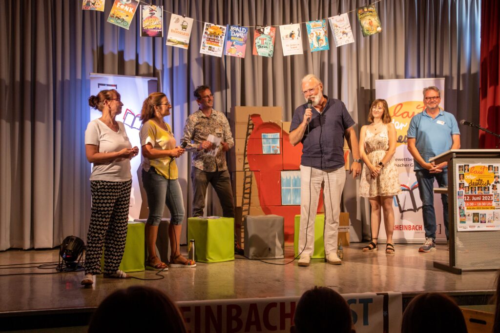 Das Moderatoren-Duo, bestehend aus Melanie Kriegel und Gerd Engel, hatte gut lachen: Kulturamtsleiter Thomas Spitz war ebenso Mitglied der Jury wie Melanie Korber (kunterbunt), Janina Glöden (Buchhandlung Kayser) und Landstürmer Heiko Hecking - alle gemeinsam auf der Bühne.