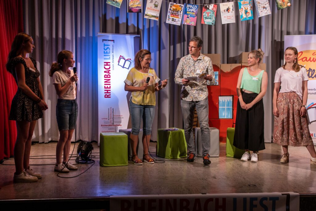 Weitere Jurymitglieder gemeinsam auf der Bühne: Victoria Schaay (17), Maja Niebes (15) und Katja Krancke (19) hatten die Kinder mitgecoacht, Rampenwutz-Frontfrau Christina Stephan kümmerte sich um das Warm-up vor der Veranstaltung.