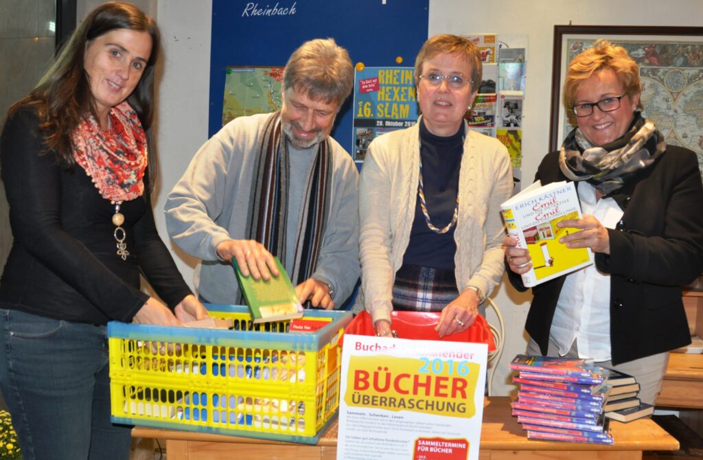 Aktive von Rheinbach liest sortieren gespendete Bücher für die neuen Buchadventskalender. 