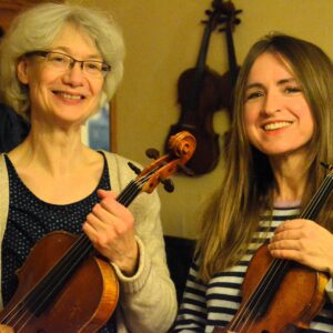 Marie-Luise Hartmann und Maria Dörrscheidt mit ihren Geigen in der Hand.