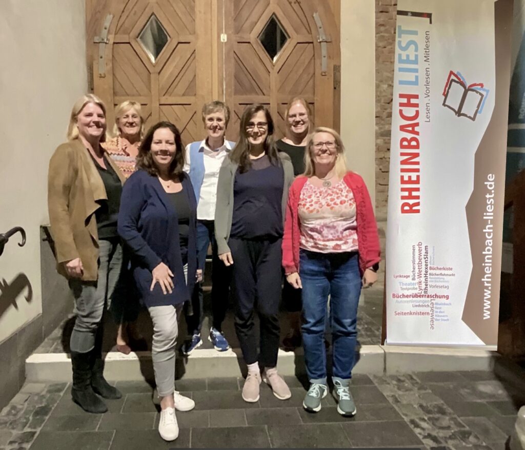 Die Vorstandsfrauen von Rheinbach liest e.V. in einer Gruppe zusammenstehend - Anke Schmitz-Reinhard, Karin Gehlen-Düring, Stefanie Scherer, Sabine Post, Monika Flieger, Stefanie Ewald und Nicole Denke