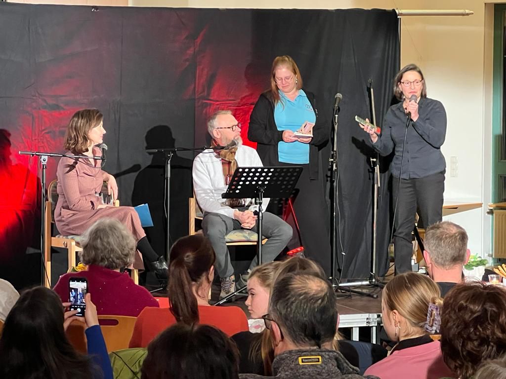 Schauspielerin Eva Marianne Kraiss und Martin Groß, gemeinsam mit Stefanie Ewald und Christel Engeland auf der Bühne beim bücherbattle.