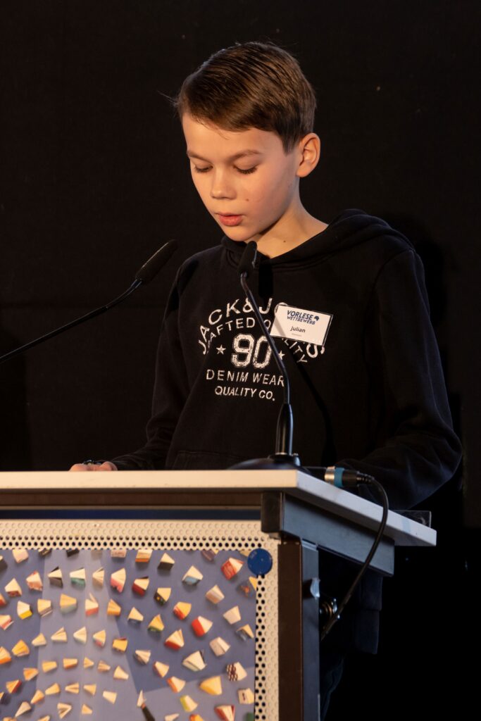 Julian Unruh vom Städtischen Gymnasium liest am Rednerpult aus dem Buch Sieben Tage Mo.