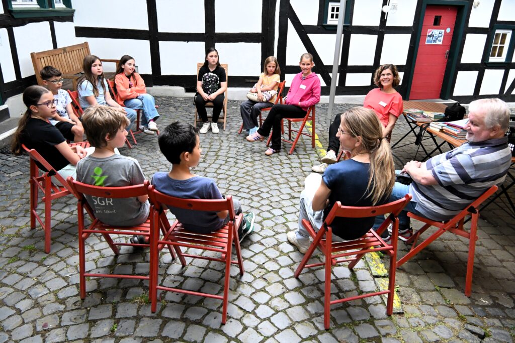 Zweite Coaching im Himmeroder Hof - die Kinder sitzen in gemeinsamer Runde zusammen.
