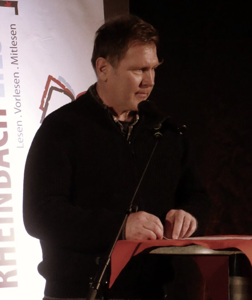 Robert Otten steht am Rednerpult und spricht.