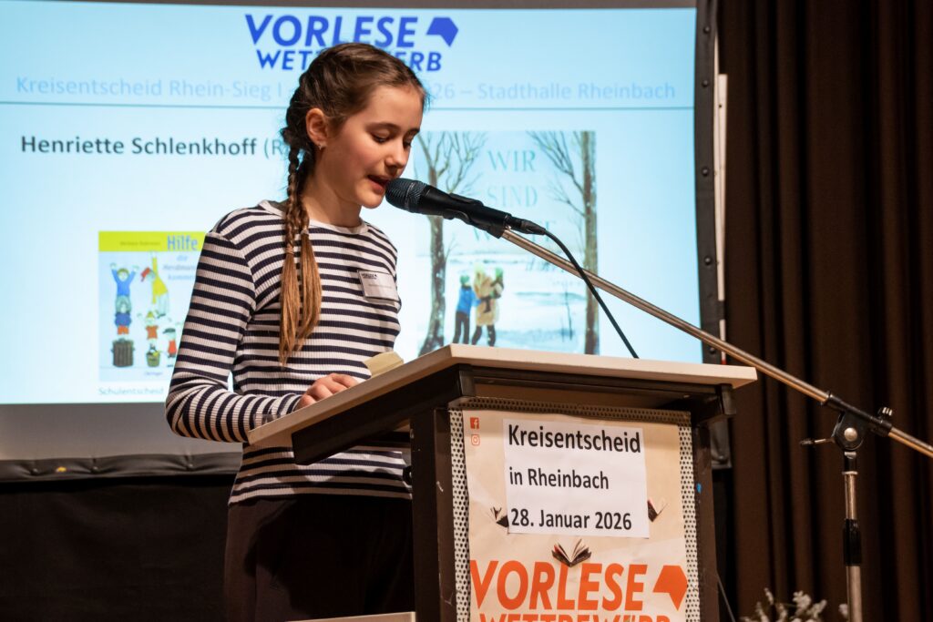 Henriette am Lesepult auf der Bühne