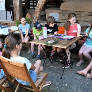 Kinder sitzen im Kreis im Innenhof des Himmeroder Hofs