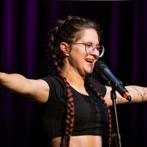 Anna Lisa Azur steht strahlend mit weit ausgestreckten Armen am Mikrophon : Foto Andi Pontantus